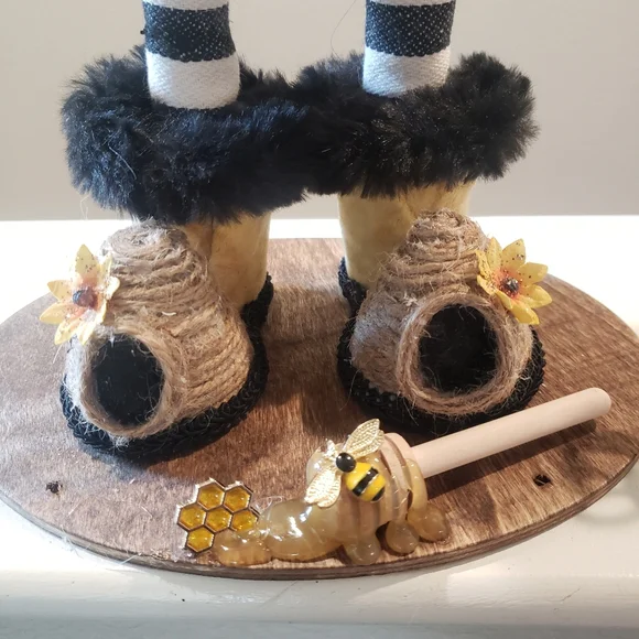 Bee Decor/ sunflower & bee gnome - Picture 7 of 13